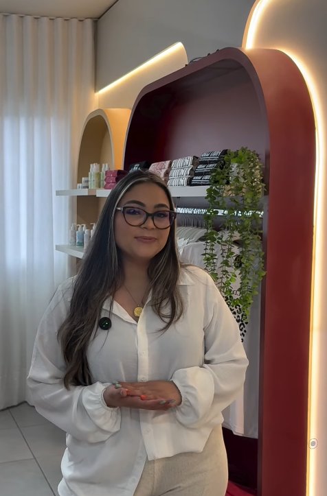 Laura Prestes na loja Vila Maluni